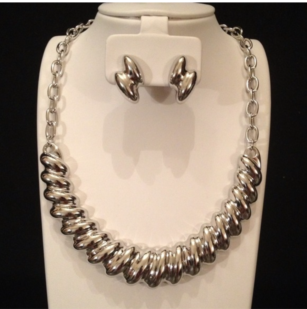 Metal Swirl Plate Set