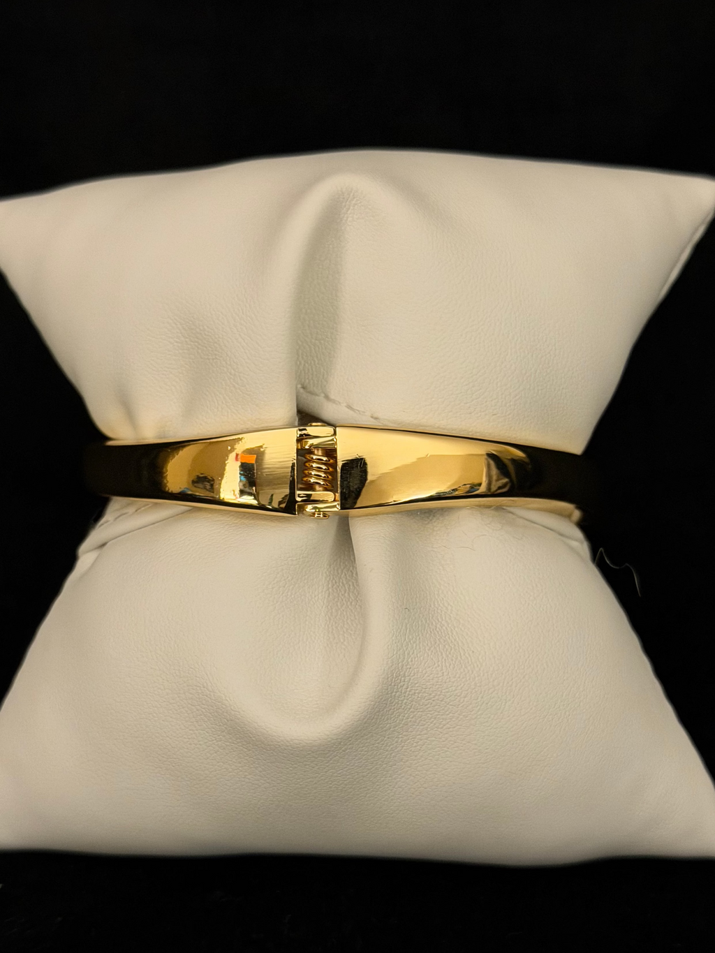 Kiss-lock Bangle